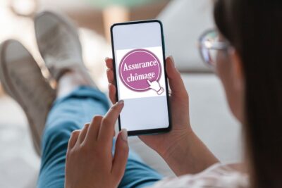 Homme Se Renseignant Sur Sa Cotisation D’assurance Chômage