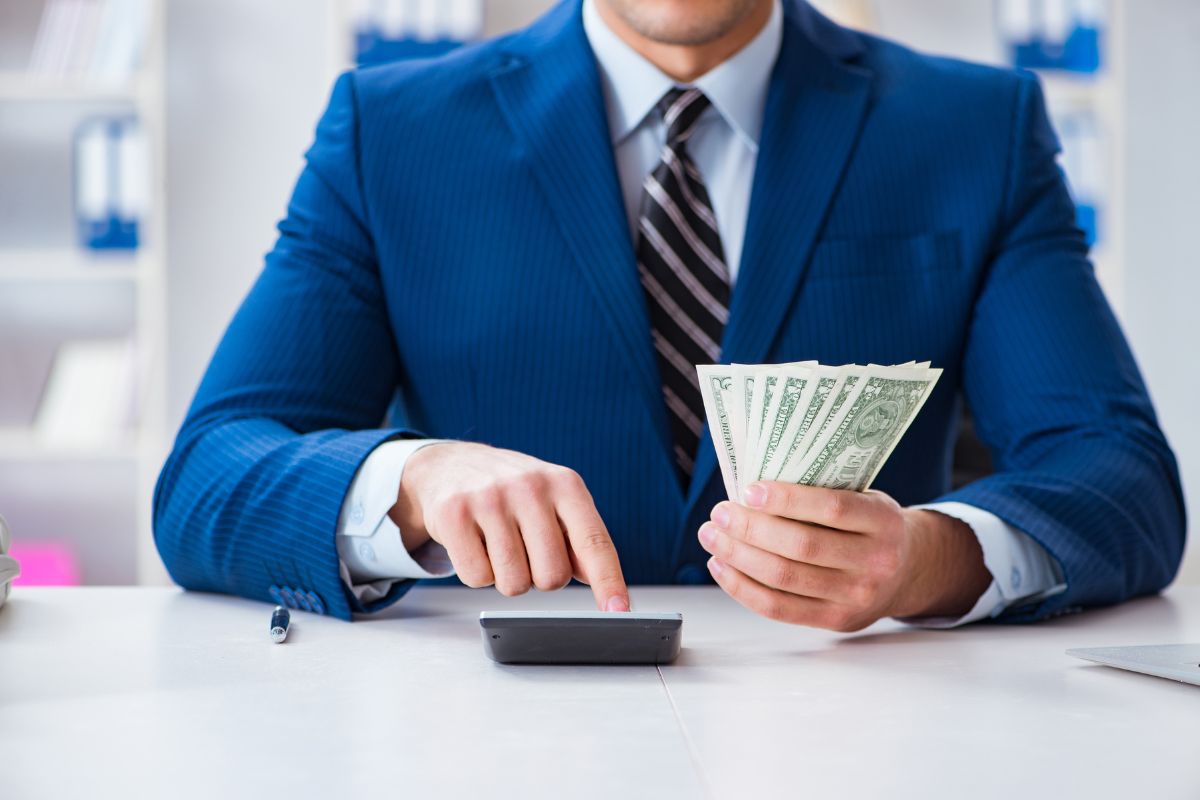 Un Agent évaluant Le Taux De Prime à L'ouverture De Compte Bancaire Pour Son Client