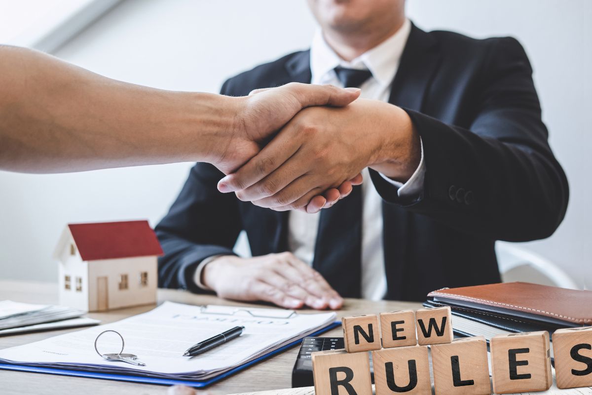 Un Agent Informe Son Client Sur Les Nouvelles Règles De Prêt Immobilier