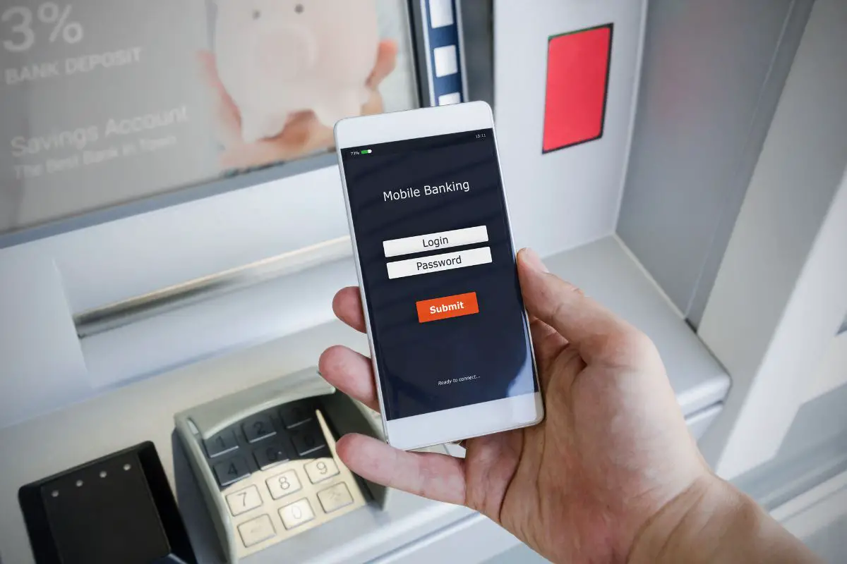Un Homme Essaie De Se Connecter à Son Compte Sans Banque