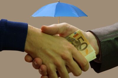 Une Entente Financière Entre Deux Personnes Bénéficiant D'une Assurance Emprunteur
