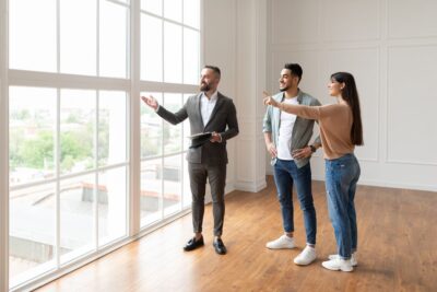Des Agents Immobiliers Presentent Un Appartement A Un Touriste Saisonnier