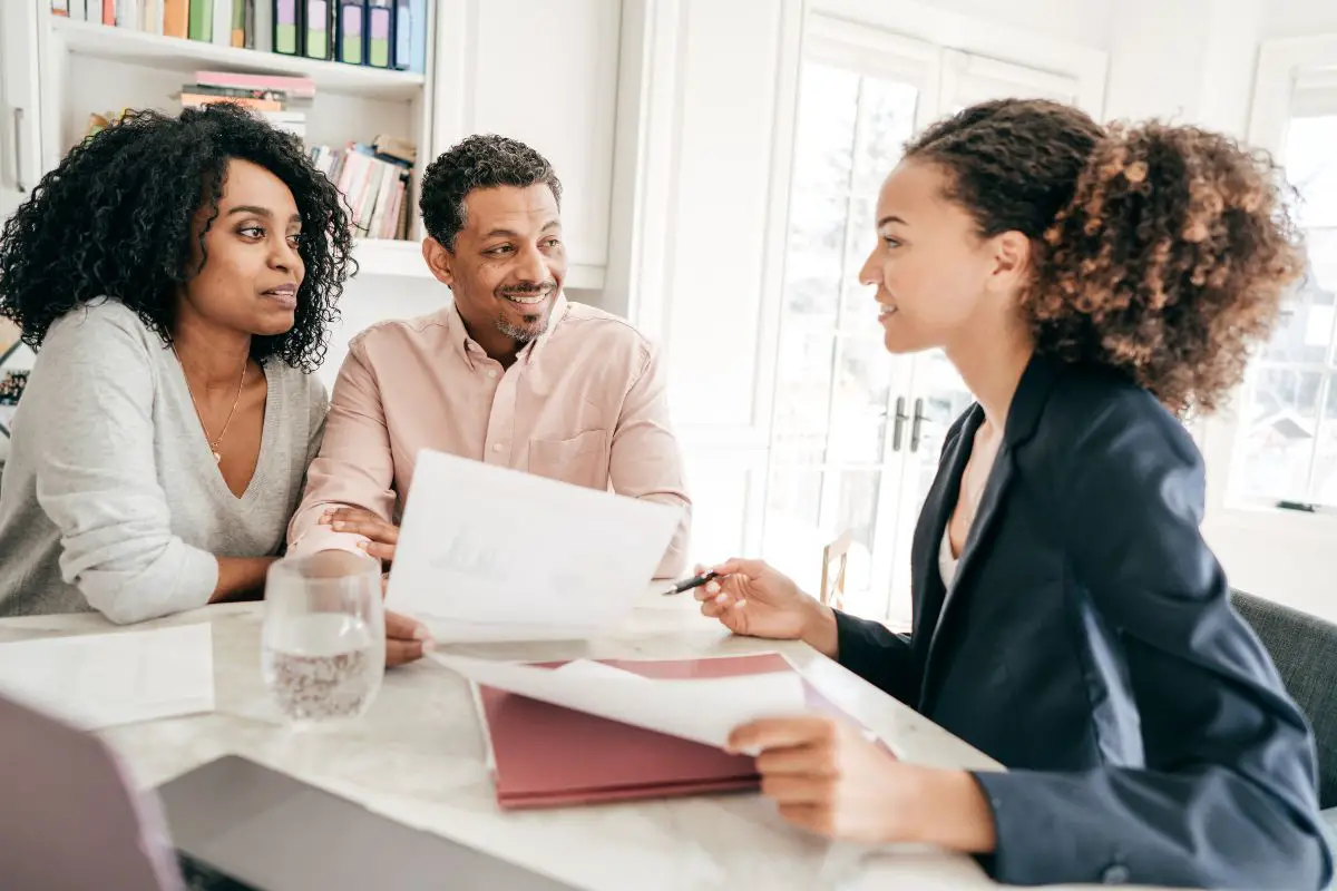 Des Clients Se Renseignent Sur Le Bon Programme De Microcrédit