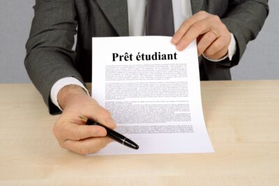 Un Contrat De Prêt étudiant Présenté Aux Clients