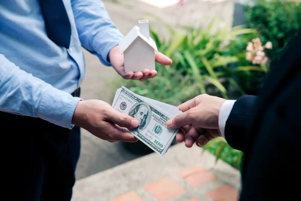Un Homme S Engage Dans Le Crowdfunding Immobilier