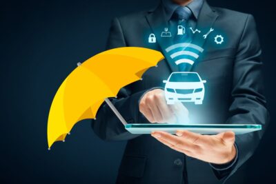 Une Personne Bénéficiant D'une Assurance Auto Connectée
