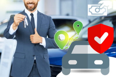 Vendeur de voitures souriant remettant des clés avec des icônes de trajet et une assurance coche de validation, concept d'assurance auto basée sur la distance parcourue.
