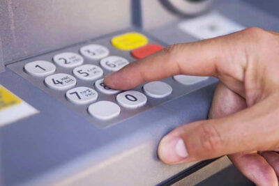 Un doigt tapant un Code Bancaire