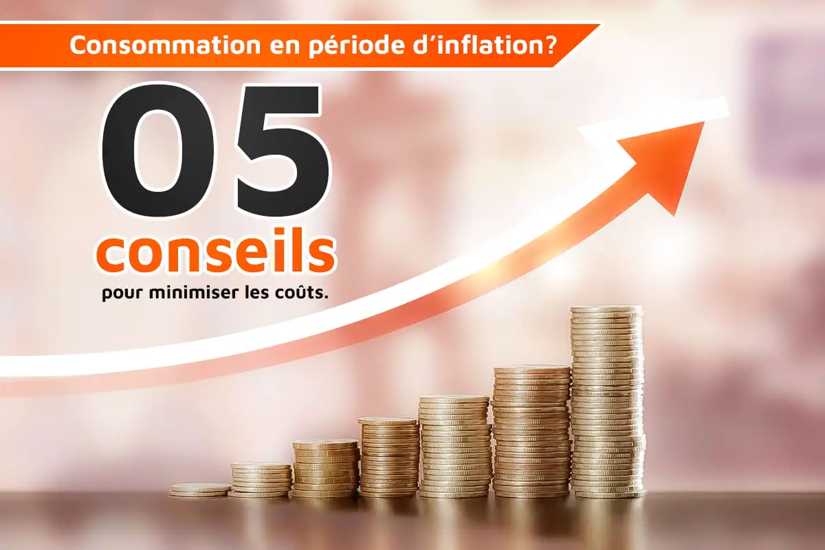 Piles de pièces de monnaie croissantes avec une flèche montante et le texte "05 conseils pour minimiser les coûts", sur un fond d'inflation.