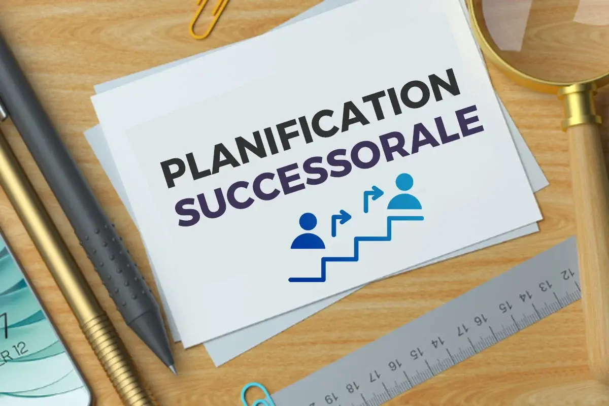 Document intitulé 'PLANIFICATION SUCCESSORALE' avec des icônes de transfert de génération, sur un bureau avec des outils de travail, évoquant la préparation à la transmission de patrimoine.