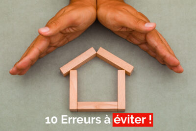 Mains protégeant une maison symbolique faite de blocs de bois avec le texte "10 Erreurs à éviter !" en bas.