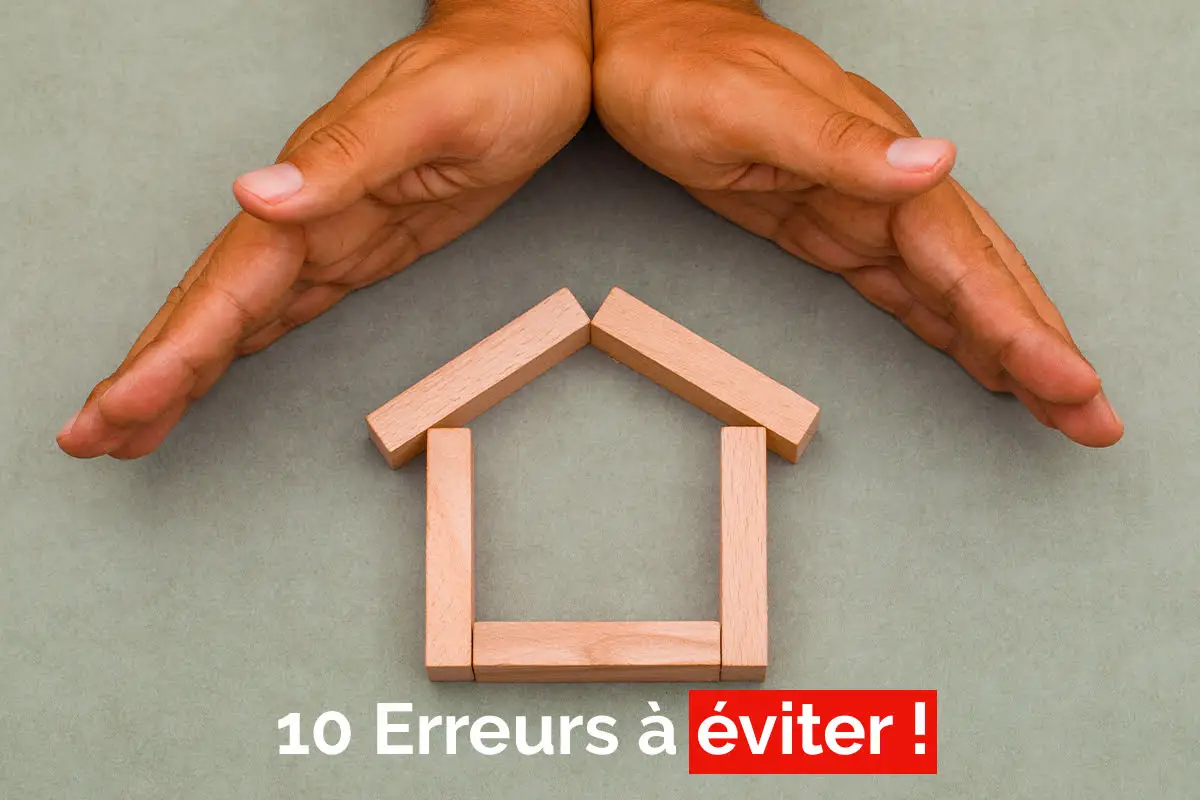 Mains protégeant une maison symbolique faite de blocs de bois avec le texte "10 Erreurs à éviter !" en bas.