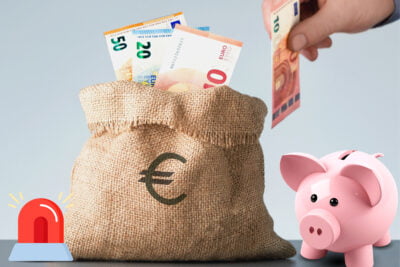 Un sac en toile de jute rempli de billets en euros à côté d'une tirelire rose et d'une alarme rouge.