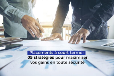 Deux professionnels examinant des stratégies de placement à court terme sur des documents avec un ordinateur portable à proximité.